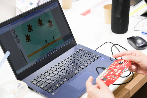 センサーとタブレットを使ったワークショップの様子